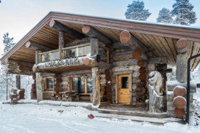 Spectacular Rural Log House with 2 Saunas next to a beautiful lake in Kuusamo